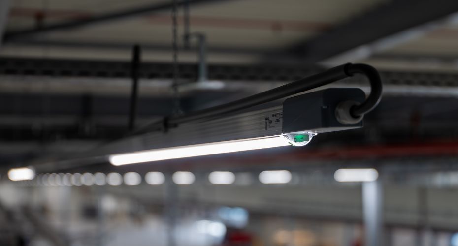 Efficient line lighting for warehouses