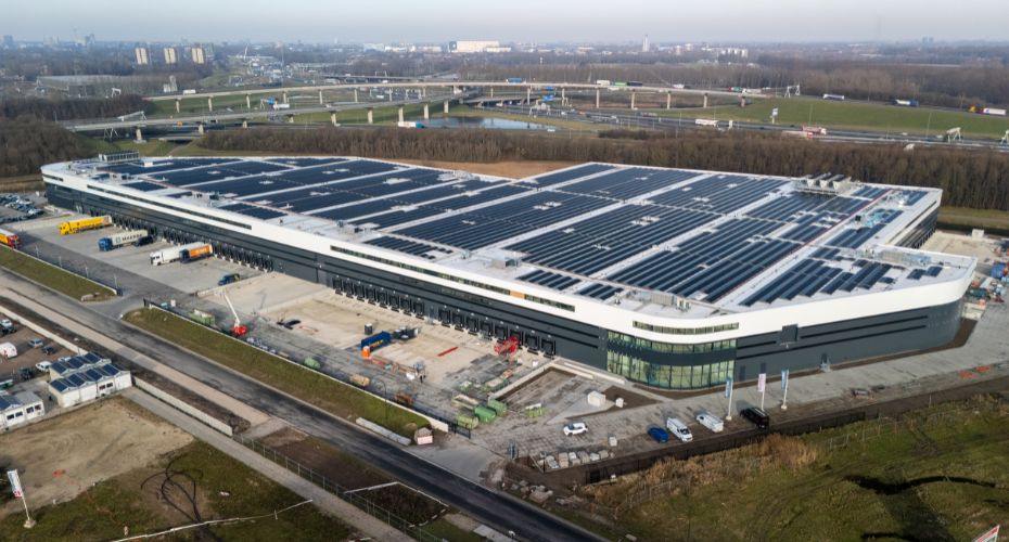 Industrial line lighting at Ridderkerk DC