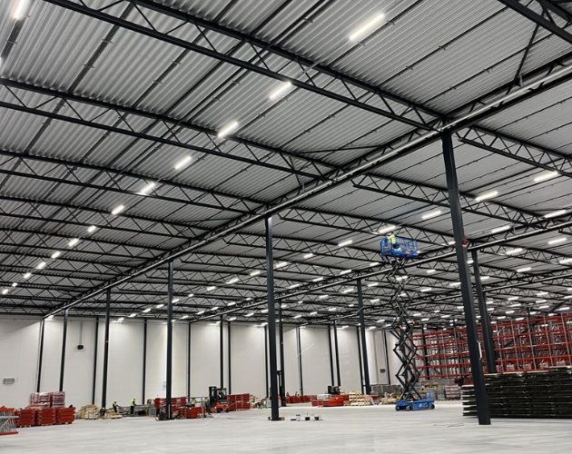 Linjär LED-belysning i logistikcenter